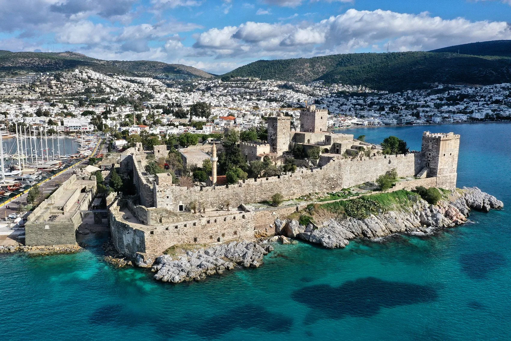 Bodrum Kalesi ve Bodrum limanının havadan görünümü